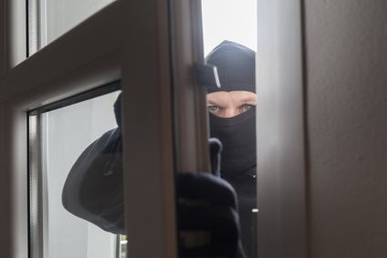 Einbrecher kommt durch's Fenster